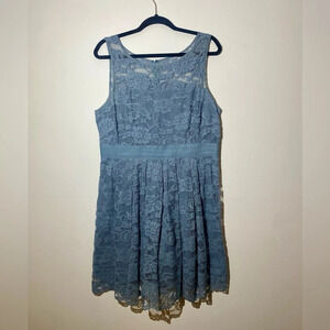Sleeveless lace dress